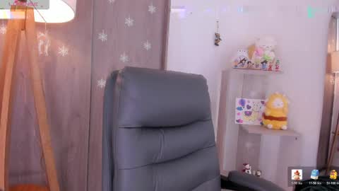 Danielle Rose online show from May 12, 9:01 pm