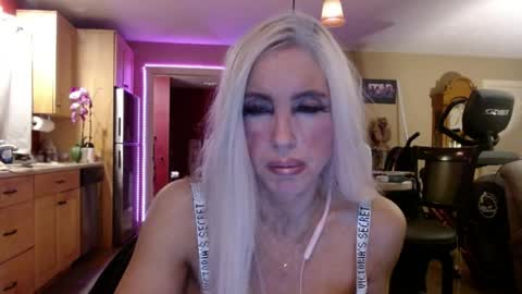 DanikaWhite69 online show from June 9, 12:50 pm