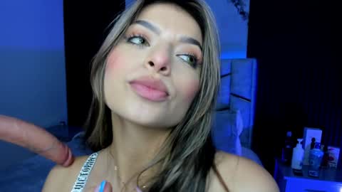 Snapshot of daniphoenixx chatting on December 18, 9:29 pm Dani Phonenix online show from December 18, 9:29 pm