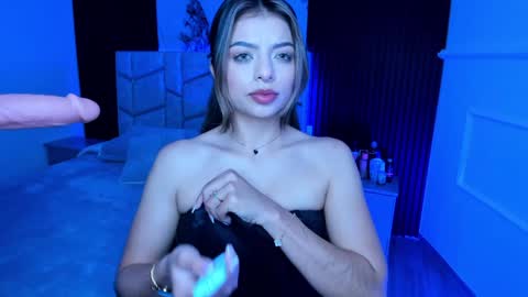 Snapshot of daniphoenixx chatting on January 1, 3:03 pm Dani Phonenix online show from January 1, 3:03 pm