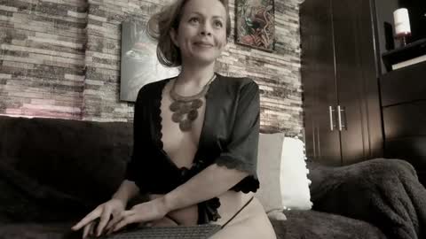 Snapshot of danna_johnson2 chatting on December 13, 12:09 am natalia online show from December 13, 12:09 am