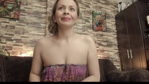 Snapshot of danna_johnson2 chatting on December 19, 1:18 am natalia online show from December 19, 1:18 am