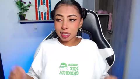 Snapshot of danna_schmidt23 chatting on October 27, 8:18 am Danna online show from October 27, 8:18 am