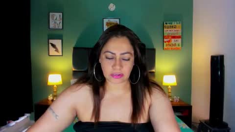 Hilary online show from February 8, 7:06 pm