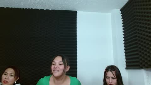 Snapshot of dannamomcerrat chatting on December 6, 5:09 am dannamomcerrat online show from December 6, 5:09 am