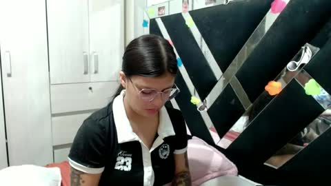 daphne877046 online show from July 1, 8:52 pm