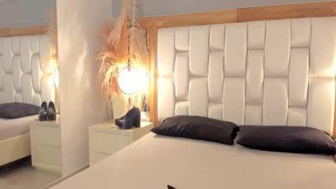 Snapshot of daphne_and_roger chatting on September 22, 11:34 am daphne_and_roger online show from September 22, 11:34 am