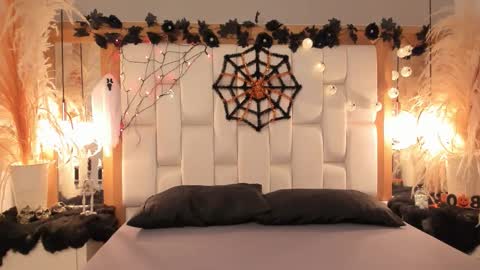 Snapshot of daphne_and_roger chatting on October 8, 11:19 am daphne_and_roger online show from October 8, 11:19 am