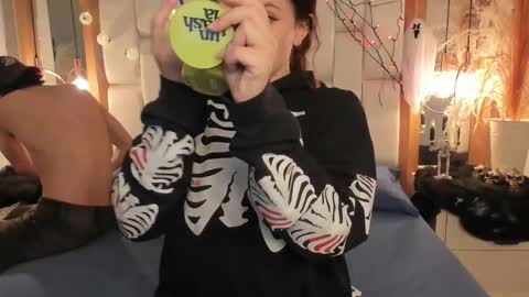 Snapshot of daphne_and_roger chatting on October 14, 11:33 am daphne_and_roger online show from October 14, 11:33 am