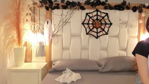 Snapshot of daphne_and_roger chatting on October 15, 11:32 am daphne_and_roger online show from October 15, 11:32 am