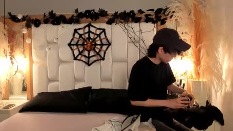 Snapshot of daphne_and_roger chatting on October 17, 11:35 am daphne_and_roger online show from October 17, 11:35 am