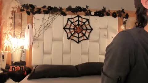 Snapshot of daphne_and_roger chatting on October 18, 11:33 am daphne_and_roger online show from October 18, 11:33 am