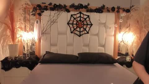 Snapshot of daphne_and_roger chatting on October 20, 11:32 am daphne_and_roger online show from October 20, 11:32 am