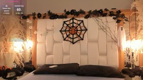 Snapshot of daphne_and_roger chatting on October 22, 11:21 am daphne_and_roger online show from October 22, 11:21 am