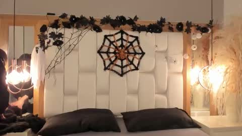 Snapshot of daphne_and_roger chatting on October 29, 11:23 am daphne_and_roger online show from October 29, 11:23 am