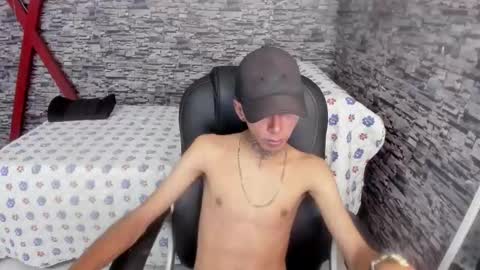 Snapshot of darikson_boy_ chatting on November 26, 3:29 am Darikson online show from November 26, 3:29 am