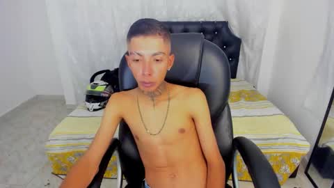 Snapshot of darikson_boy_ chatting on November 27, 5:09 am Darikson online show from November 27, 5:09 am