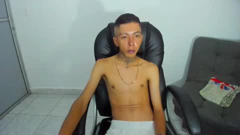 Snapshot of darikson_boy_ chatting on November 27, 9:17 pm Darikson online show from November 27, 9:17 pm