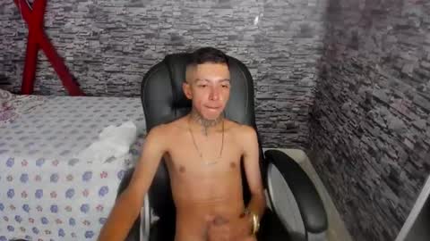 Snapshot of darikson_boy_ chatting on November 28, 7:38 pm Darikson online show from November 28, 7:38 pm