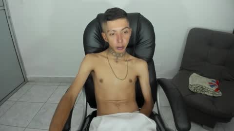 Snapshot of darikson_boy_ chatting on November 29, 6:33 pm Darikson online show from November 29, 6:33 pm