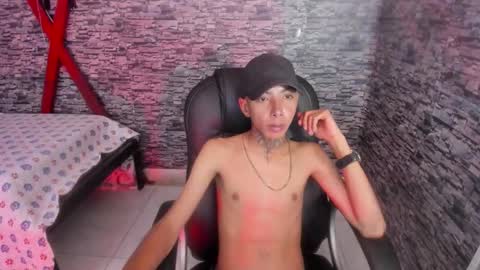 Snapshot of darikson_boy_ chatting on December 3, 7:01 pm Darikson online show from December 3, 7:01 pm