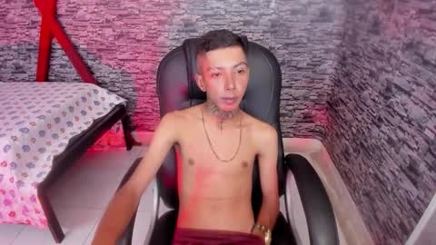 Snapshot of darikson_boy_ chatting on December 4, 6:49 pm Darikson online show from December 4, 6:49 pm