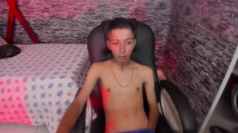 Snapshot of darikson_boy_ chatting on December 5, 7:43 pm Darikson online show from December 5, 7:43 pm