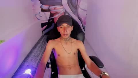 Snapshot of darikson_boy_ chatting on December 17, 7:20 pm Darikson online show from December 17, 7:20 pm