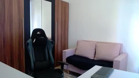 Snapshot of darius_94 chatting on October 31, 8:48 am darius_94 online show from October 31, 8:48 am