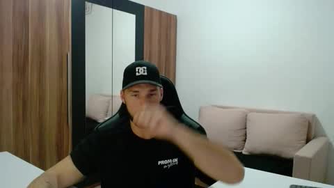 Snapshot of darius_94 chatting on November 27, 4:42 pm darius_94 online show from November 27, 4:42 pm