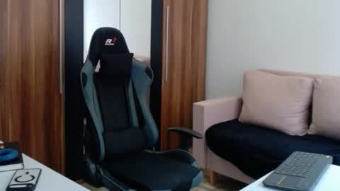 darius_94 online show from February 15, 7:51 am