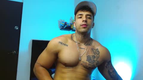 Snapshot of darius_phoenix chatting on February 12, 8:37 pm Darius Phoenix online show from February 12, 8:37 pm