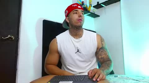 Snapshot of darius_phoenix chatting on February 27, 8:31 pm Darius Phoenix online show from February 27, 8:31 pm