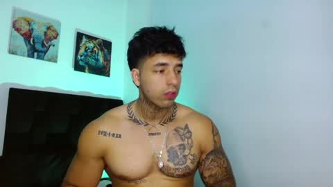 Snapshot of darius_phoenix chatting on May 2, 7:19 pm Darius Phoenix online show from May 2, 7:19 pm