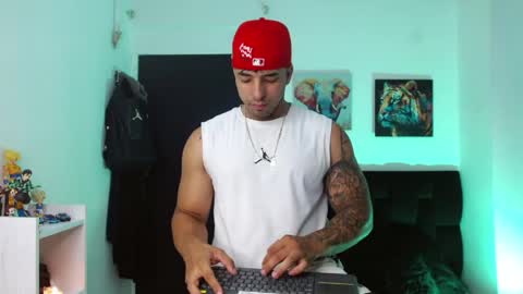 Snapshot of darius_phoenix chatting on May 9, 7:52 pm Darius Phoenix online show from May 9, 7:52 pm