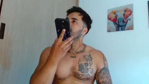 Snapshot of darius_phoenix chatting on June 24, 5:23 pm Darius Phoenix online show from June 24, 5:23 pm
