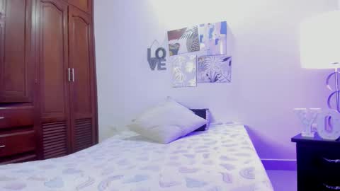 Snapshot of dark_angell77 chatting on October 17, 11:24 am dark_angell77 online show from October 17, 11:24 am