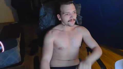 Snapshot of darknovelclown chatting on March 13, 3:13 am darknovelclown online show from March 13, 3:13 am