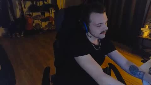 Snapshot of darknovelclown chatting on March 18, 9:29 pm darknovelclown online show from March 18, 9:29 pm