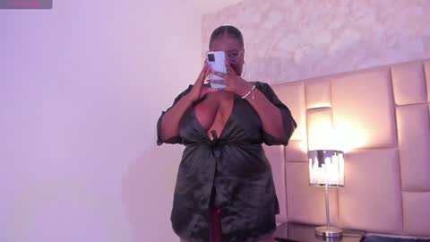 Snapshot of darnellqueen chatting on December 15, 8:41 am Darnell Queen online show from December 15, 8:41 am