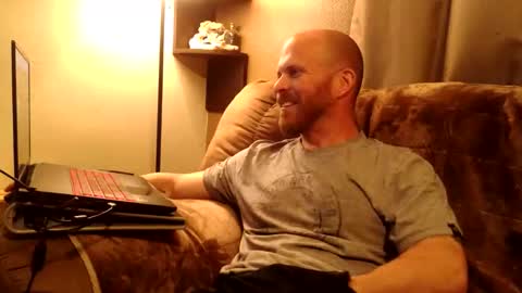 Snapshot of dave8404 chatting on April 17, 10:51 am Dave online show from April 17, 10:51 am