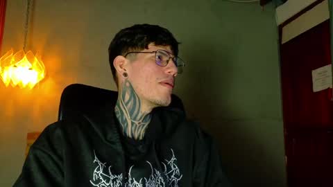 Snapshot of daviid_huge chatting on April 17, 7:33 am daviid_huge online show from April 17, 7:33 am