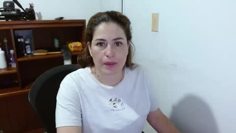 Snapshot of dayan_hanks chatting on April 24, 1:19 am dayan online show from April 24, 1:19 am