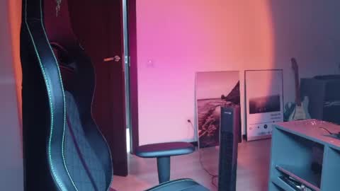 freak online show from August 1, 10:30 pm