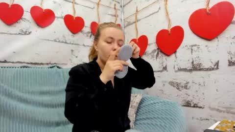 Snapshot of dear_hollyy chatting on May 19, 1:22 am Holly online show from May 19, 1:22 am