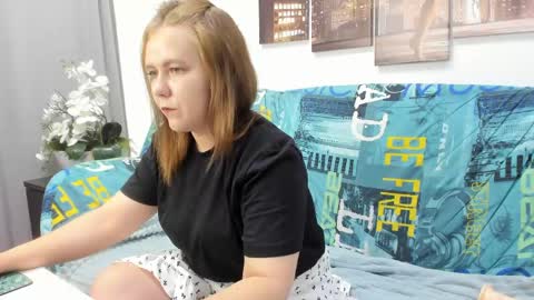Snapshot of dear_hollyy chatting on June 3, 1:30 am Holly online show from June 3, 1:30 am