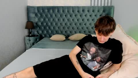 dearboyy_ online show from April 9, 7:47 am