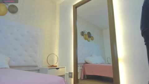 Snapshot of debora_scoot chatting on November 26, 10:27 am Debora online show from November 26, 10:27 am