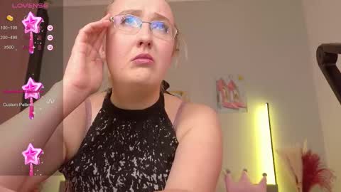 Snapshot of debora_webstar chatting on December 4, 10:02 am Cherry Pie online show from December 4, 10:02 am