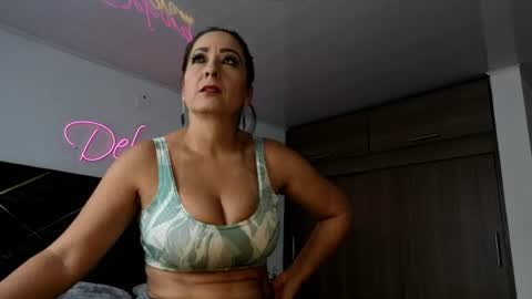 Snapshot of deboramom chatting on June 20, 4:10 pm DeboraMom online show from June 20, 4:10 pm